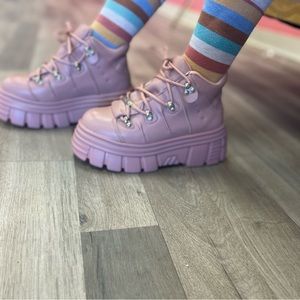 Chunky sneaker boot.